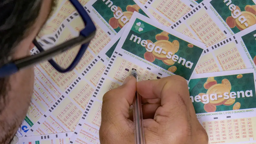 Mega-Sena acumula e sorteia R$ 63 milhões neste sábado (24/01)
