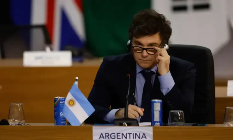 Bolsa Família vs AUH: Comparação de Programas Sociais em 2026